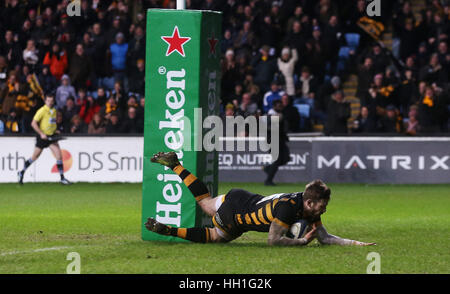 Vespe' Elliot Daly punteggi loro prima prova durante la European Champions Cup, piscina due corrispondono al Ricoh Arena Coventry. Foto Stock