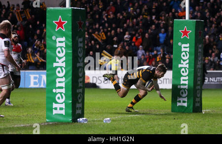 Vespe' Elliot Daly punteggi loro prima prova durante la European Champions Cup, piscina due corrispondono al Ricoh Arena Coventry. Foto Stock