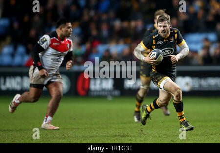 Vespe' Elliot Daly sul suo modo di rigature loro prima prova durante la European Champions Cup, piscina due corrispondono al Ricoh Arena Coventry. Foto Stock