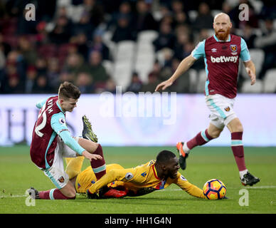 West Ham United Byram Sam (sinistra) affronta il Crystal Palace di Benteke cristiana (fondo) durante il match di Premier League al London Stadium, Londra. Foto Stock