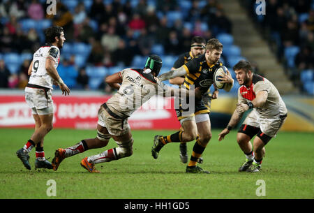 Vespe' Elliot Daly batte Toulouse's Thierry Dusautoir al cliente la loro prima prova durante la European Champions Cup, piscina due corrispondono al Ricoh Arena Coventry. Foto Stock