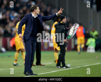 Il manager di West Ham United Slaven Bilic fa dei gesti sulla linea di contatto durante la partita della Premier League al London Stadium di Londra. PREMERE ASSOCIAZIONE foto. Data immagine: Sabato 14 gennaio 2017. Vedi storia della PA CALCIO West Ham. Il credito fotografico dovrebbe essere: Steven Paston/PA Wire. RESTRIZIONI: Nessun utilizzo con audio, video, dati, elenchi di apparecchi, logo di club/campionato o servizi "live" non autorizzati. L'uso in-match online è limitato a 75 immagini, senza emulazione video. Nessun utilizzo nelle scommesse, nei giochi o nelle pubblicazioni di singoli club/campionati/giocatori. Foto Stock