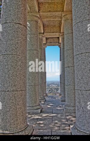 La vista attraverso le colonne doriche a Rhodes Memorial, sulle pendici di Devil's Peak, Cape Town, Sud Africa Foto Stock