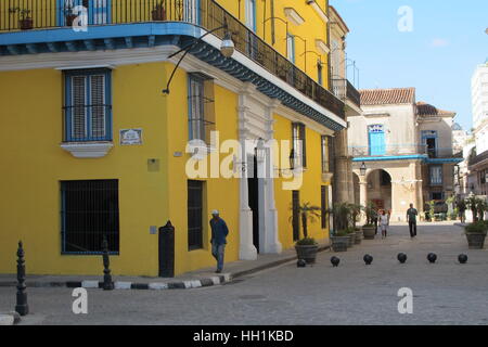 Di colore giallo brillante edifici e strade di ciottoli di Havana Cuba Foto Stock