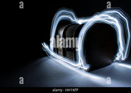 Cassa di legno su sfondo scuro con la pittura di luce Foto Stock