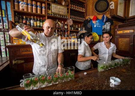 I baristi rendendo mojito alla Bodeguita del Medio bar a l'Avana Vecchia Foto Stock