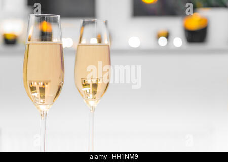 Primo piano di due bicchieri riempiti con champagne Foto Stock