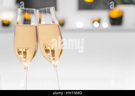 Primo piano di due bicchieri riempiti con champagne Foto Stock