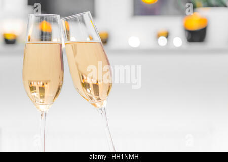 Primo piano di due bicchieri riempiti con champagne Foto Stock