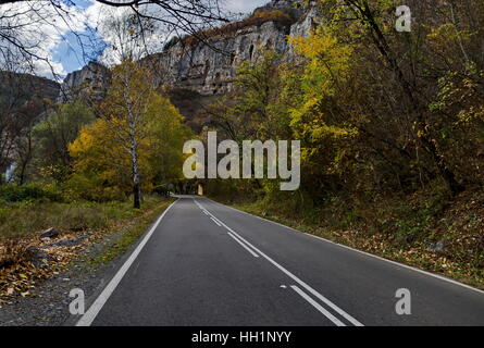 Road vicino al magnifico Lakatnik rocce in piena altezza, Iskar river contaminano, provincia di Sofia, Bulgaria Foto Stock