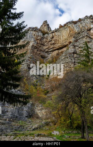 Road vicino al magnifico Lakatnik rocce in piena altezza, Iskar river contaminano, provincia di Sofia, Bulgaria Foto Stock