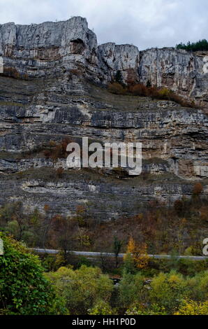 Road vicino al magnifico Lakatnik rocce in piena altezza, Iskar river contaminano, provincia di Sofia, Bulgaria Foto Stock