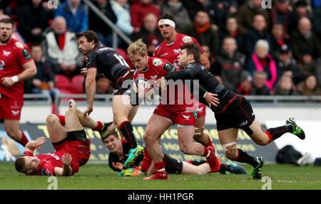 Scarlets' Aled Davies è affrontato dai Saraceni' Richard Wigglesworth durante la European Champions Cup, piscina tre corrispondono al Parc y Scarlets Llanelli. Foto Stock