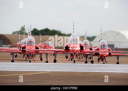 Il Royal Air Force frecce rosse aerobatic team di rullaggio sulla pista di RAF Fairford Foto Stock