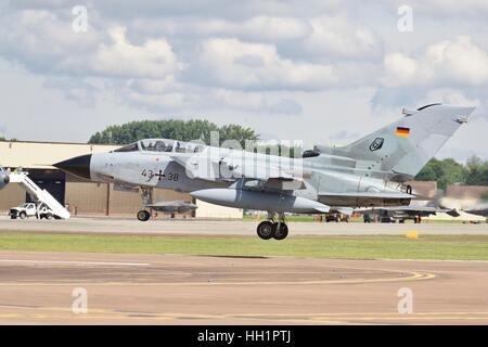 German Air Force Tornado che arrivano al Royal International Air Tattoo Foto Stock