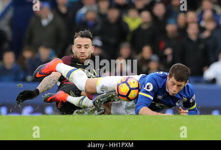 Il Manchester City è Nicolas Otamendi (sinistra) sfide Everton Ross Barkley durante il match di Premier League a Goodison Park di Liverpool. Foto Stock