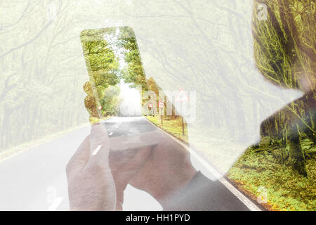Tenendo il telefono sullo sfondo della natura Foto Stock