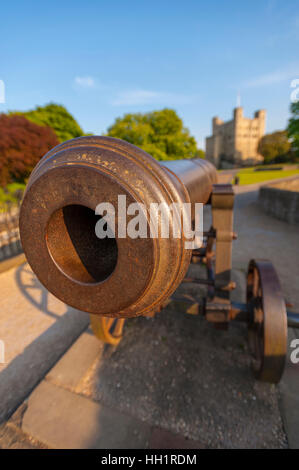 Canon nel parco del castello di Rochester, Foto Stock