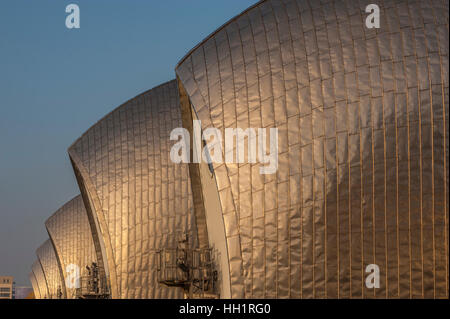 Il rivestimento su le parti sollevabili del ponte della Thames Barrier a Woolwich Londra Foto Stock