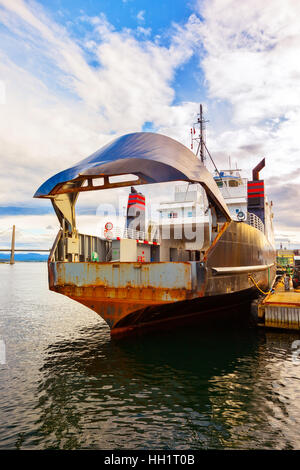 Nave con la prua porte aperte in attesa di essere caricato nel porto di Stavanger, Norvegia. Foto Stock