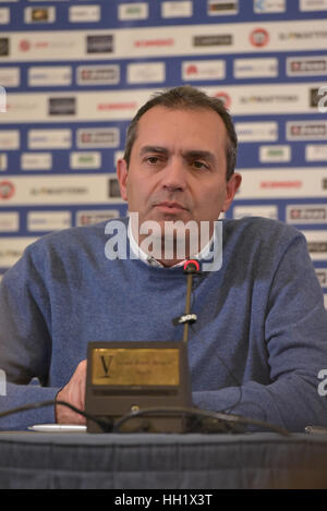 Napoli, Italia. 15 gennaio, 2017. Il sindaco di Napoli Luigi De Magistris durante la conferenza stampa di theathral mostra 'Maradona Live, tre volte 10' Credito: Paola Visone/Pacific Press/Alamy Live News Foto Stock