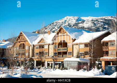 Il villaggio di Whistler in una giornata di sole in inverno. Whistler BC, Canada. Foto Stock