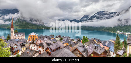 Panorama di Hallstatt villaggio fatto da alto punto di osservazione, Austria Foto Stock