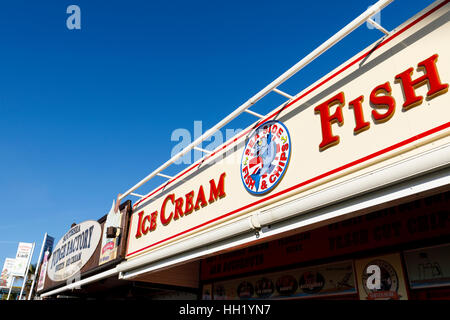 Mare shop logo anteriore al Clarence Esplanade, Southsea, Portsmouth, Hampshire, Inghilterra meridionale: gelato, fish & chips Foto Stock