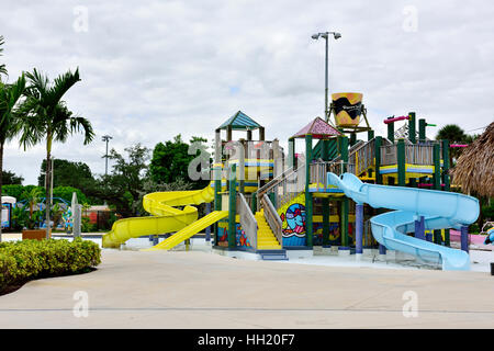 Grapeland Water Park childrens scivoli in "Pirata" tuffo, Miami, Florida. Eseguire comunale divertente parco acquatico che è particolarmente adatto per i bambini Foto Stock