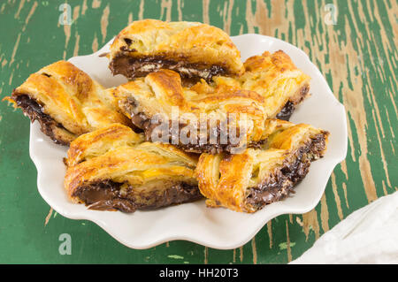 Il cioccolato fette di torta servita su una piastra bianca Foto Stock