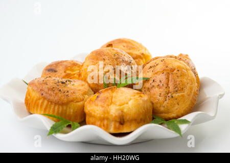 La marijuana cupcake muffin e lascia su di una piastra Foto Stock