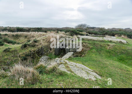 Vecchio rotto bunker tedesco di Atlantic Wall e artiglieria batteria di Longues sur Mer. La batteria a Longues era situato tra le spiagge dello sbarco o Foto Stock