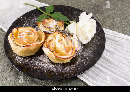 Rose pasta sagomata su una piastra con rose reale Foto Stock