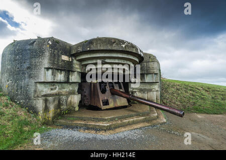 La Normandia la difesa tedesca pistole di artiglieria in Longues-sur-Mer, Francia Foto Stock