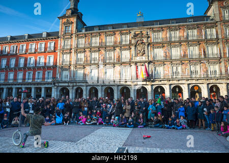 Street intrattenitore alla Plaza Mayor di Madrid in Spagna. Foto Stock