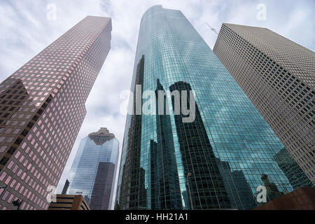 Dicembre 29, 2015 Houston, Texas: moderno in acciaio e vetro di edifici ad alta contro il cielo nuvoloso nel quartiere finanziario Foto Stock