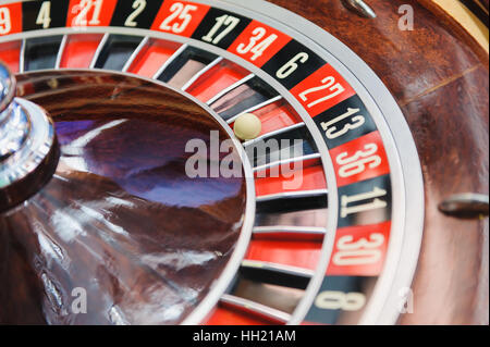 Casino roulette macro shot. Ruota della Roulette nel casinò Foto Stock