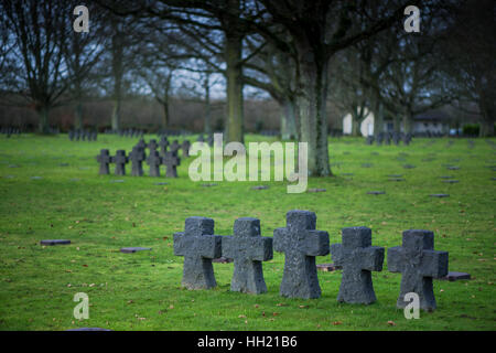 Soldati caduti croci al cimitero militare tedesco e Memoriale di La Cambe, Normandia, Francia. Foto Stock