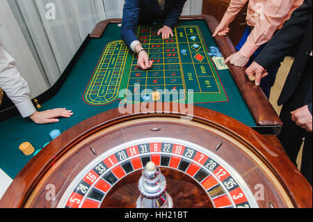 Giocatori di giocare alla roulette Foto Stock