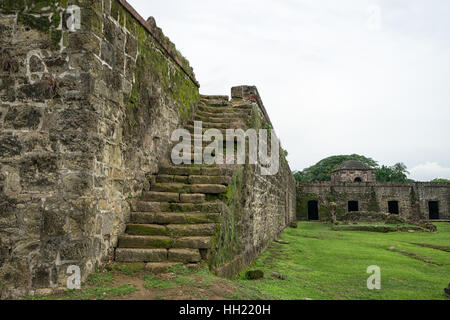 Fortilizio medievale scale in Panama cresciuto con moss Foto Stock