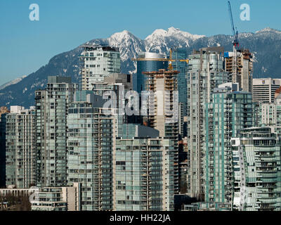 Close-up vista panoramica di Vancouver Downtown edifici ad alta impostato nuovamente snow-capped North Shore Mountains, Vancouver, Canada Foto Stock