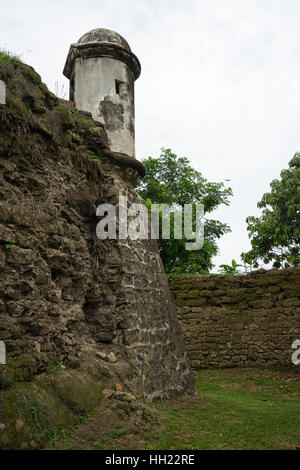 Giugno 10, 2016 Colon, Panama: il fossato presso l'entrata alle rovine della fortezza di San Lorenzo un sito del Patrimonio mondiale Foto Stock