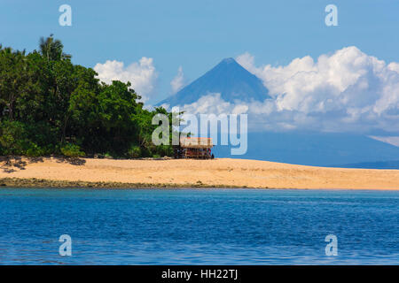 Vulcano Mayon in una giornata di sole Foto Stock