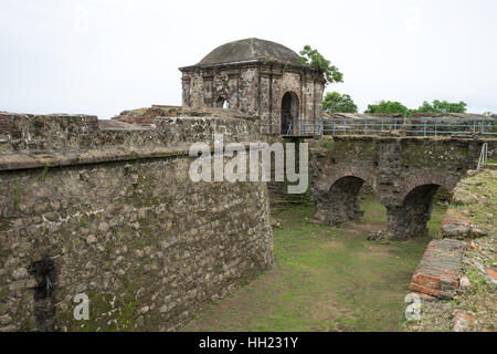 Giugno 10, 2016 Colon, Panama: il fossato presso l'entrata alle rovine della fortezza di San Lorenzo un sito del Patrimonio mondiale Foto Stock