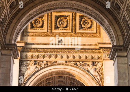 L'Arco Trionfale è uno dei monumenti più visitati di Parigi.it onori coloro che morirono e combattuto per la Francia. Foto Stock