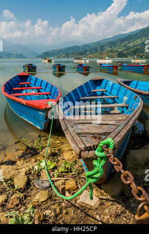 Barche ancorate ad una Shore. Foto Stock