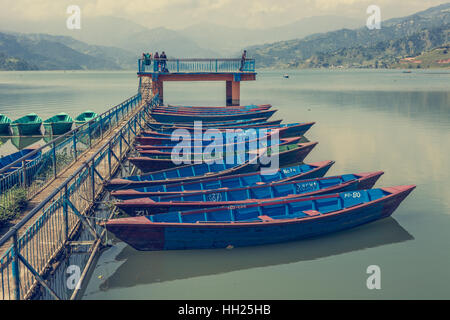 Barche colorate ancorato al molo. Foto Stock