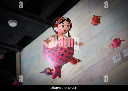 Fotografia di alcuni grassi giocattolo sirene appeso,dal tetto Foto Stock