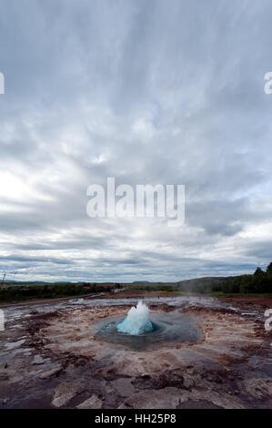 Strokkur è una fontana geyser situato in un area geotermale accanto al fiume Hvítá in Islanda Foto Stock