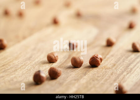 Sbucciate le nocciole spalmata sul vecchio tavolo in legno Foto Stock
